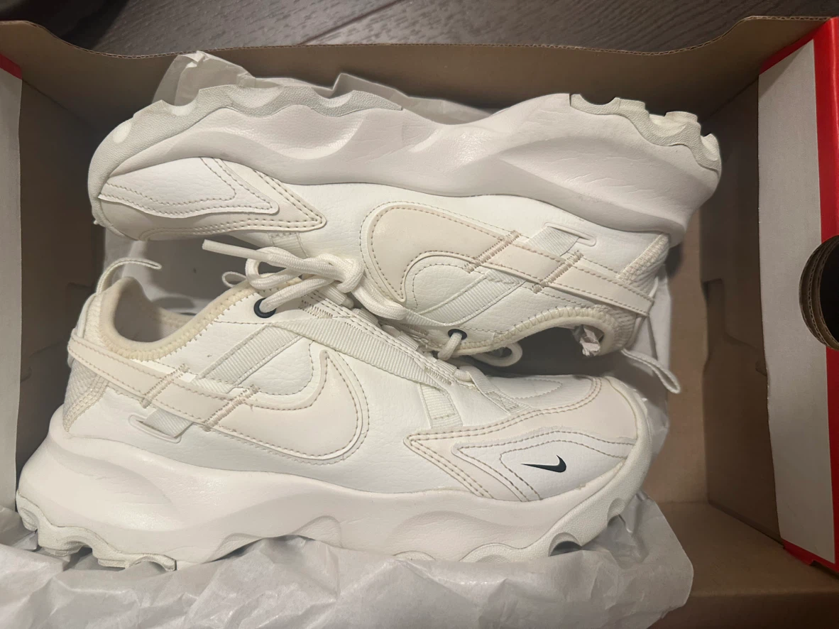 W Nike TC 7900 Sail Shoes Size 7