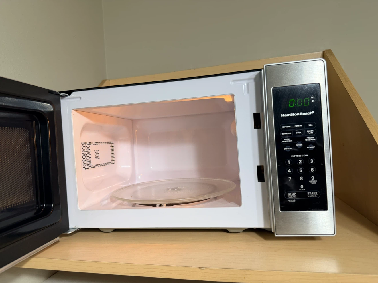 Hamilton Beach Microwave - photo 2