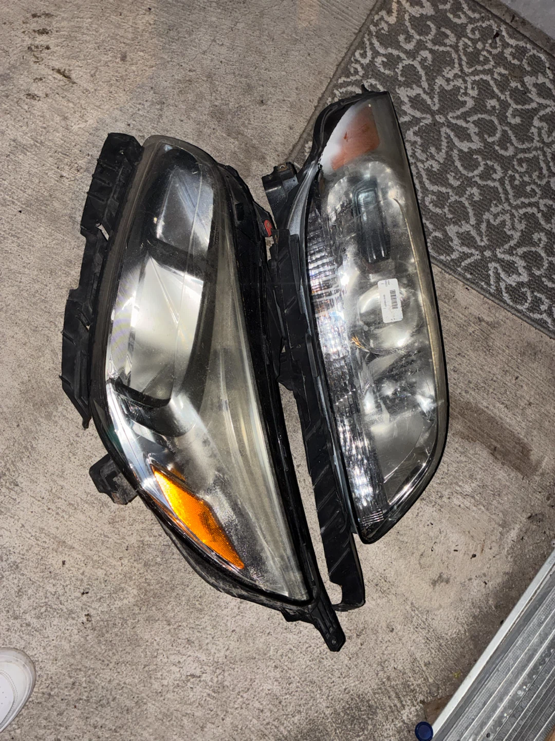 Pair of Car Headlights - photo 2