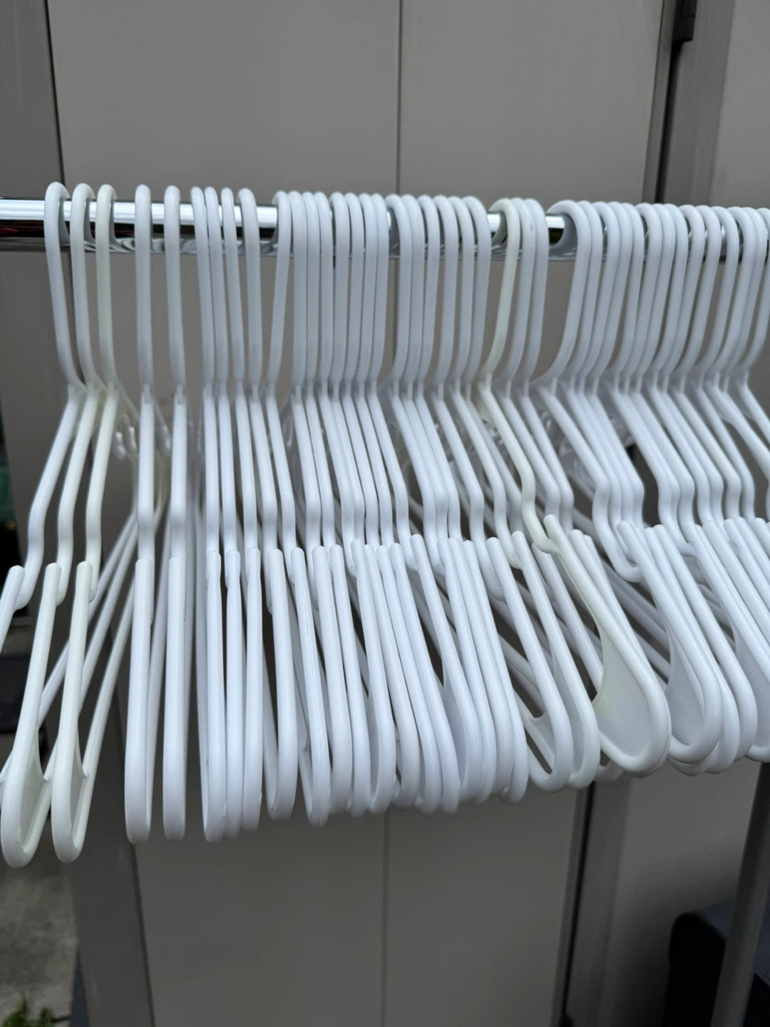 Set of White Plastic Hangers( set of 40) - photo 2