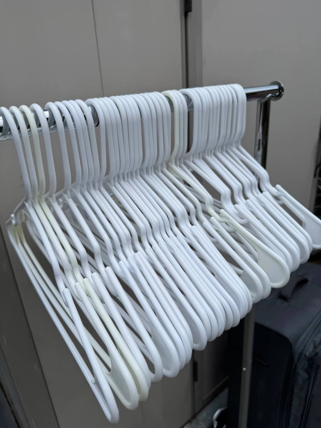 Set of White Plastic Hangers( set of 40) - photo 3