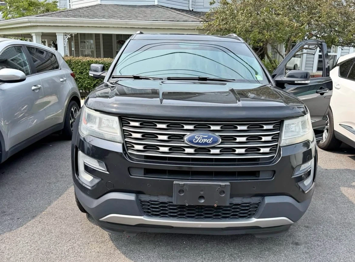 2016 Black Ford Explorer XLT 4WD SUV