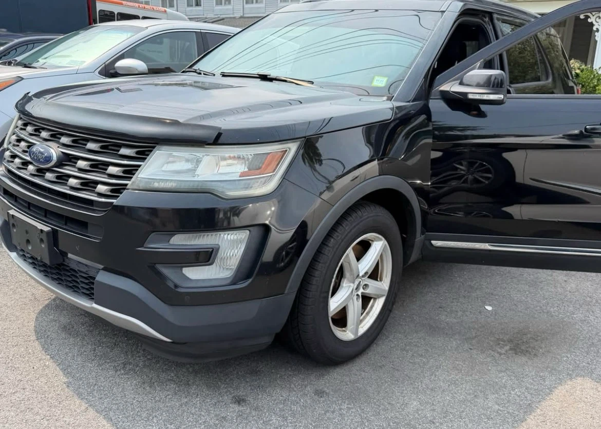 2016 Black Ford Explorer XLT 4WD SUV - photo 2