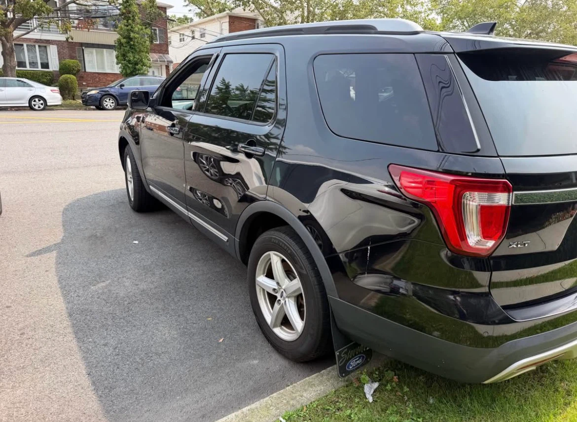 2016 Black Ford Explorer XLT 4WD SUV - photo 3