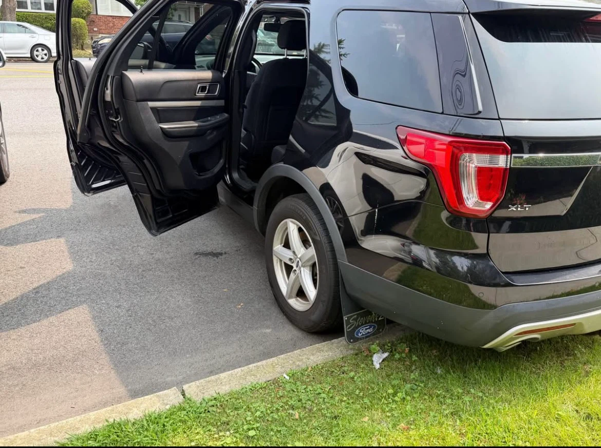 2016 Black Ford Explorer XLT 4WD SUV - photo 4