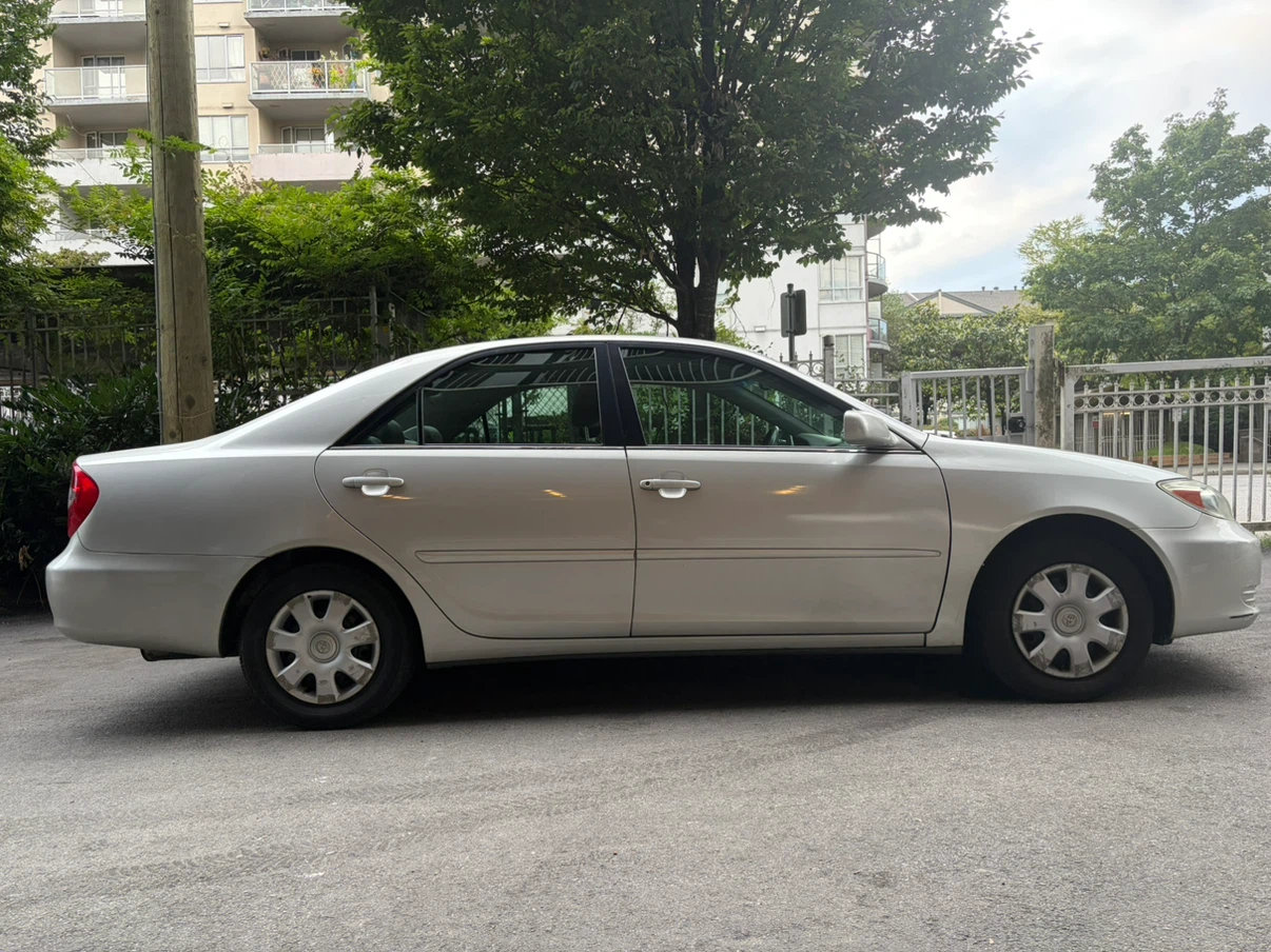 Toyota Camry LE Sedan - photo 3