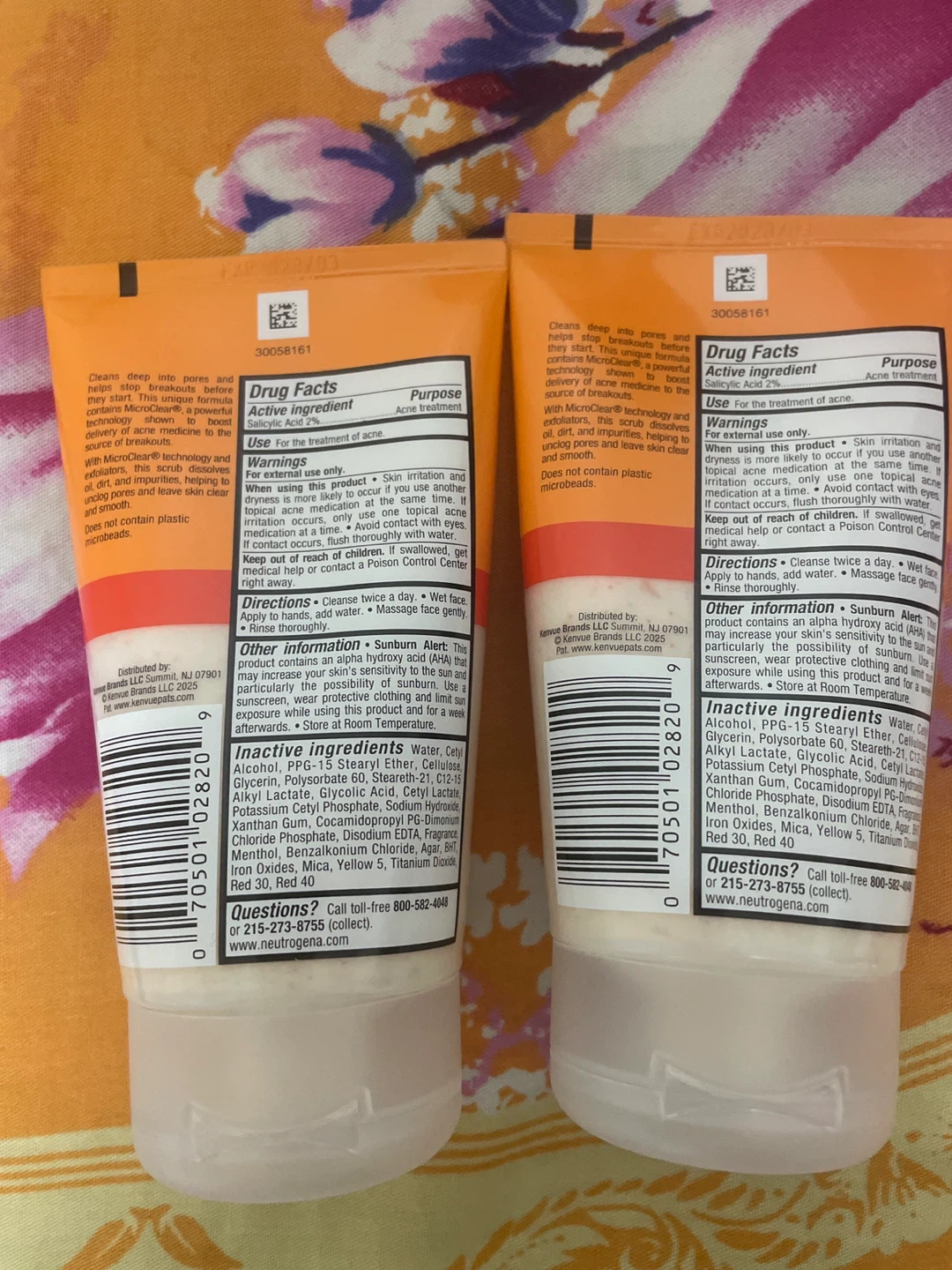 Neutrogena Oil-Free Acne Wash Daily Scrub - photo 2