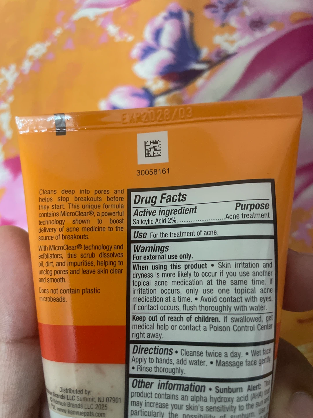 Neutrogena Oil-Free Acne Wash Daily Scrub - photo 3