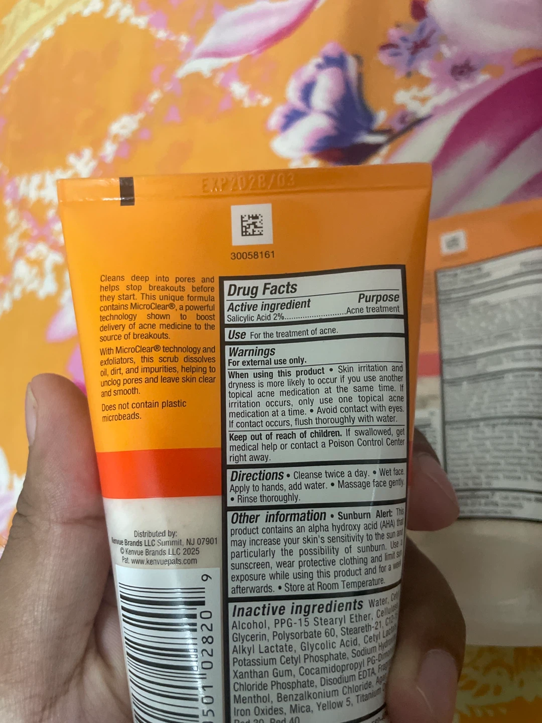 Neutrogena Oil-Free Acne Wash Daily Scrub - photo 4