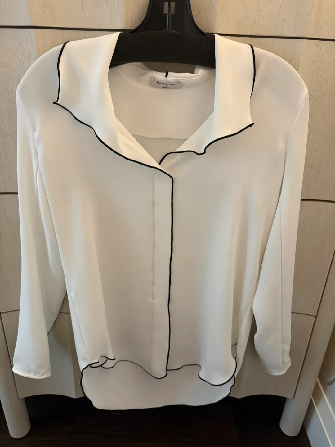 New Babaton Aritzia White Blouse - size XXS (fits loose)