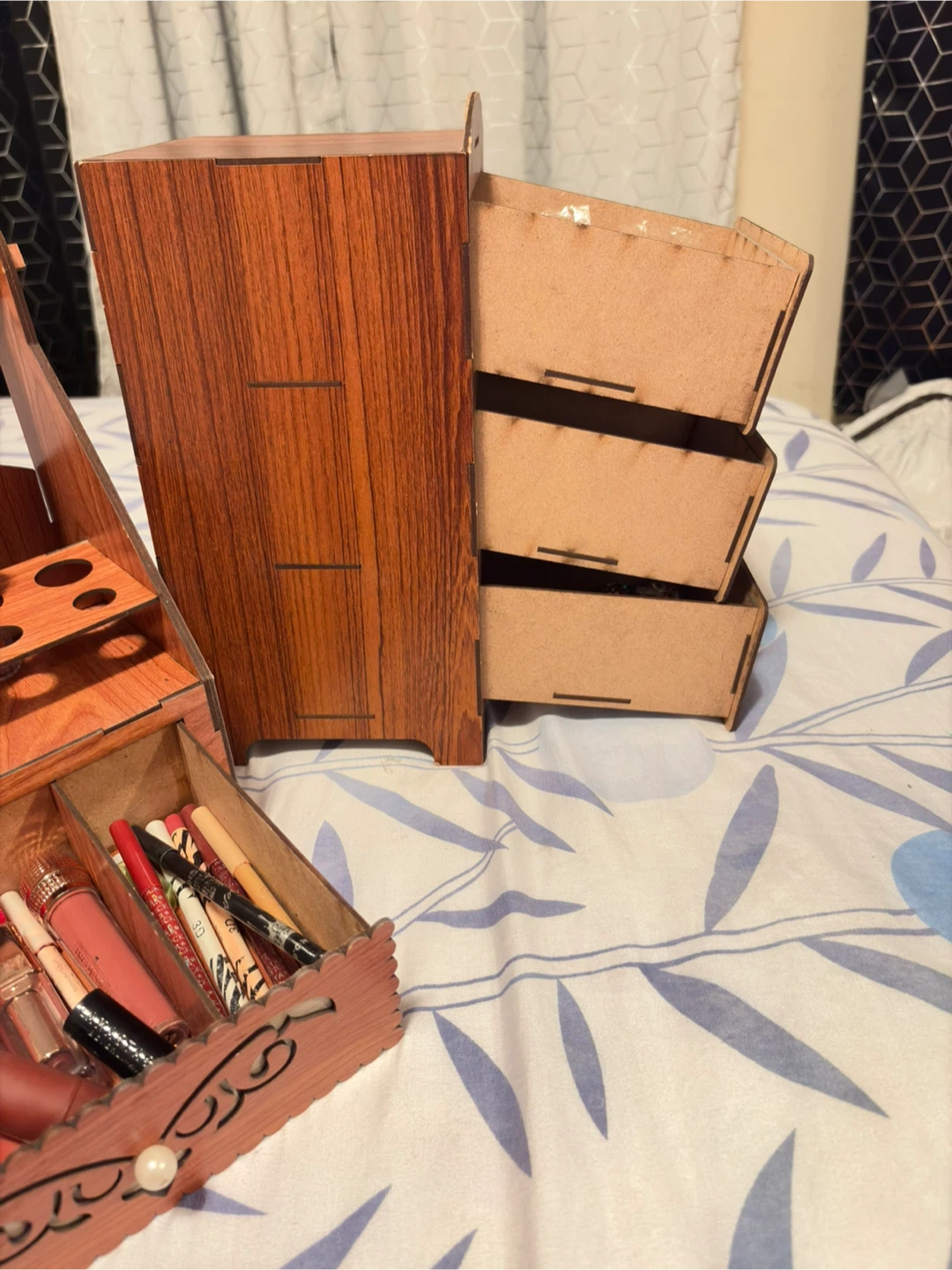 Wooden heart pattern makeup organizer set with mirror - photo 3