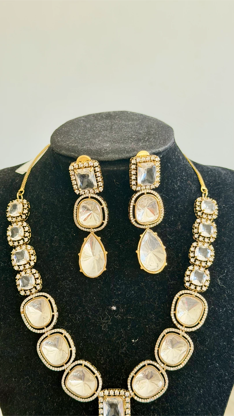 Gold coloured necklace and earring set with clear stones - photo 2