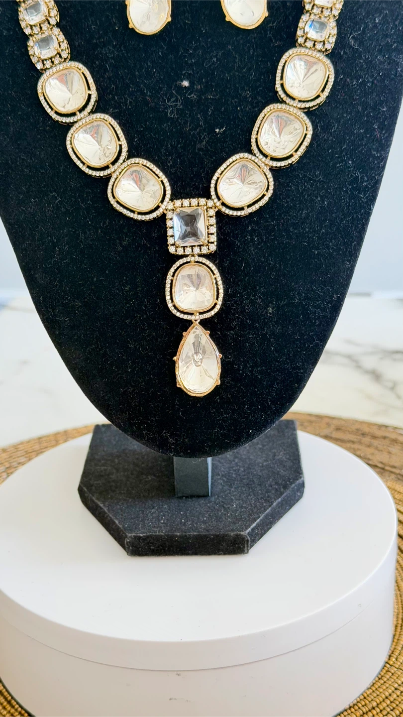 Gold coloured necklace and earring set with clear stones - photo 3
