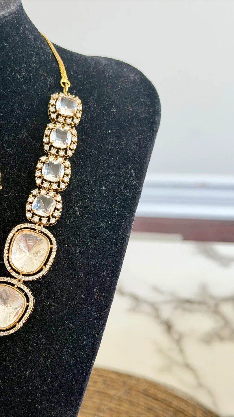 Gold coloured necklace and earring set with clear stones - photo 4
