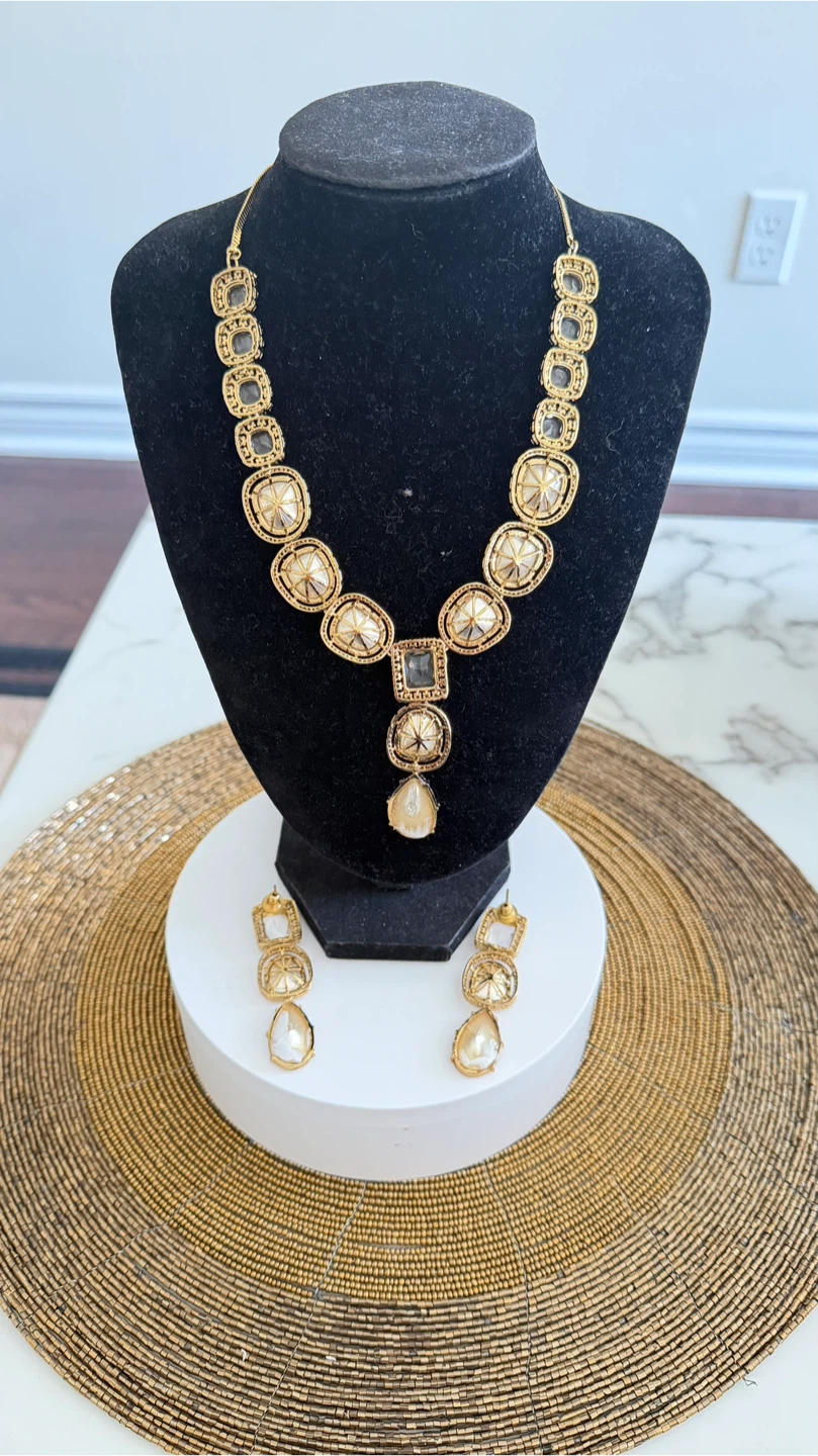Gold coloured necklace and earring set with clear stones - photo 5