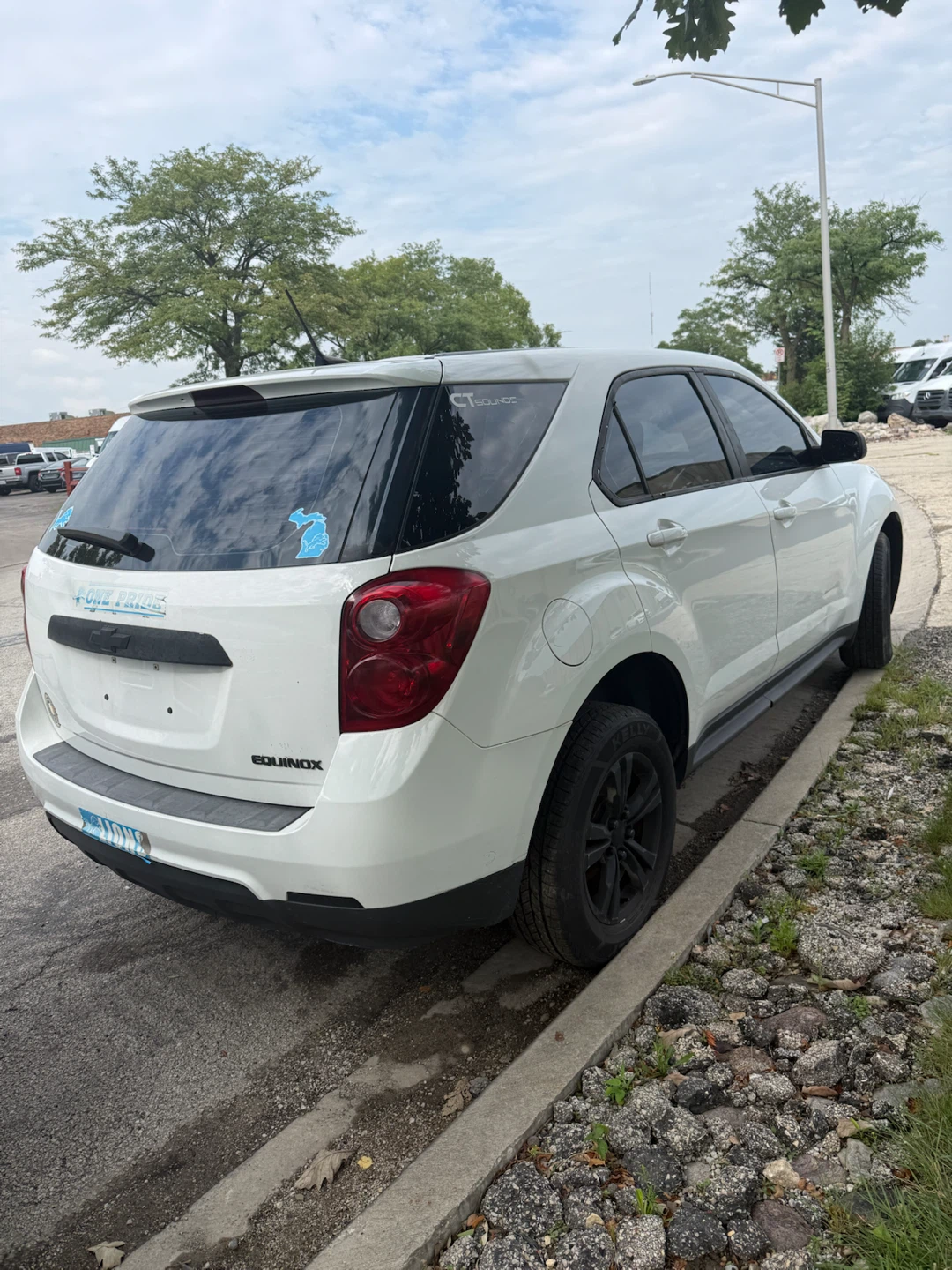 2014 White Chevrolet Equinox SUV