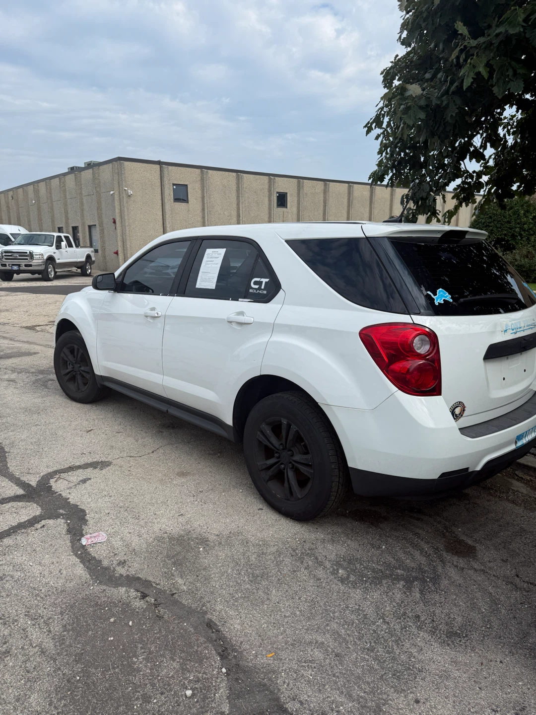 2014 White Chevrolet Equinox SUV - photo 2