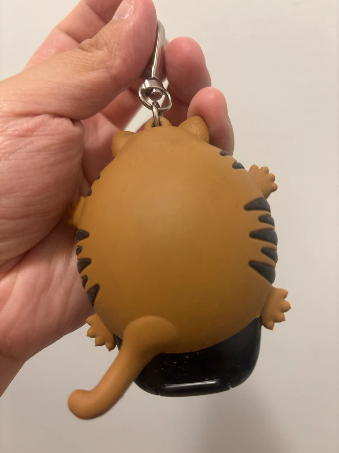 Cute Cat with Yarn Ball Keychain - photo 3