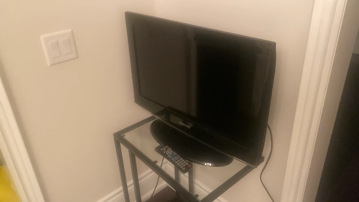 Samsung 24-inch Flat Screen TV - photo 2