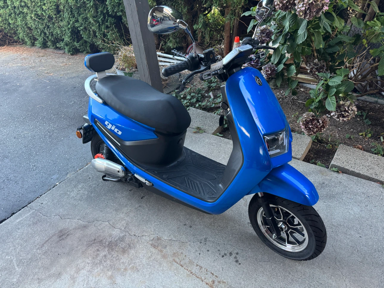 Blue 2025 GIO Supra Electric Scooter NEE