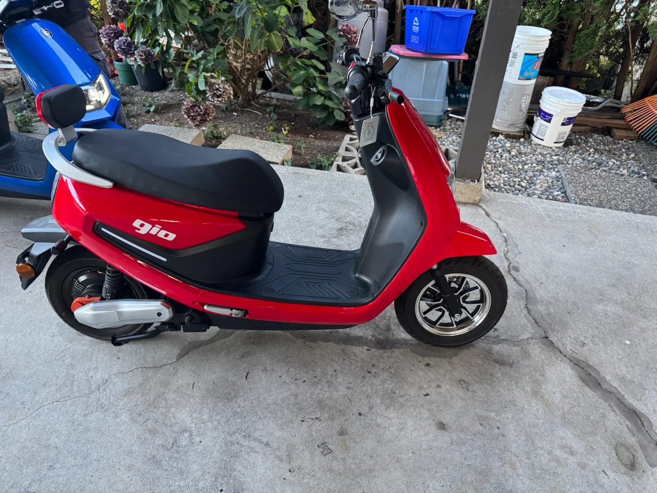 Red GIO Supra Electric Scooter NEW - photo 5