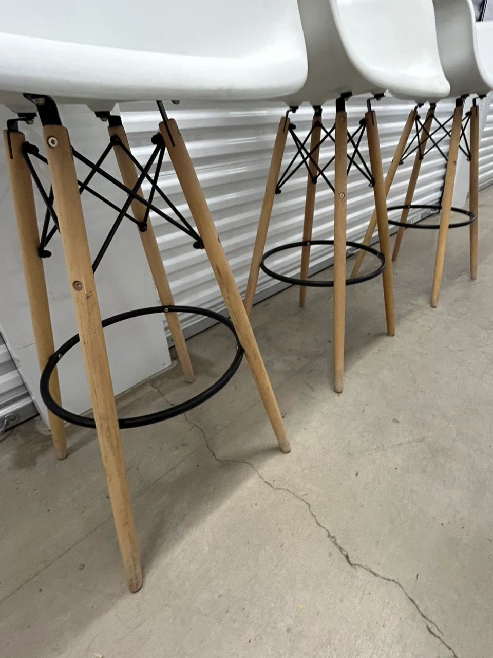 Set of 3 White Mid Century Style Bar Stools - photo 2