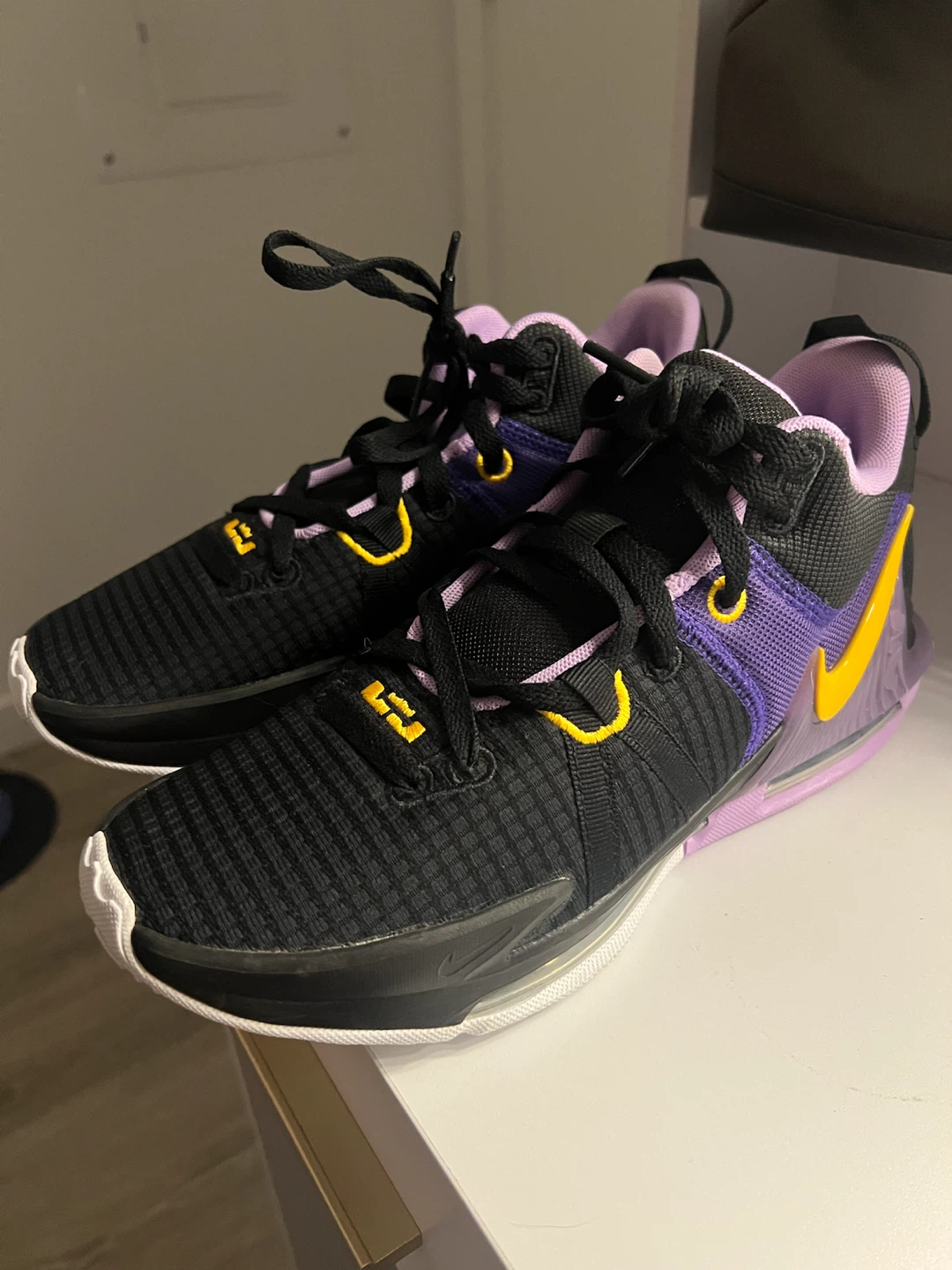 Nike LeBron Witness 5 Basketball Shoes