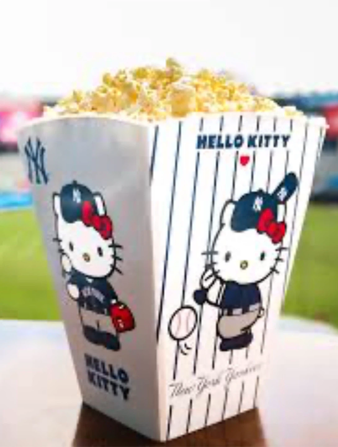 New York Yankees Hello Kitty Limited Edition Bobblehead - photo 3