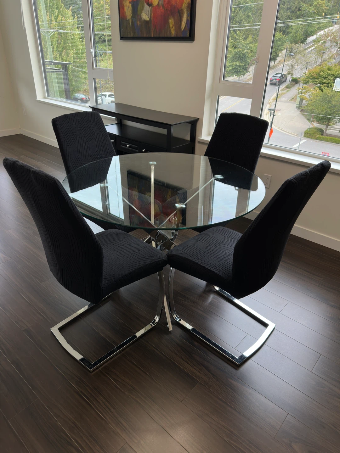 Modern Round Glass Dining Table with 4 Cantilever Chairs