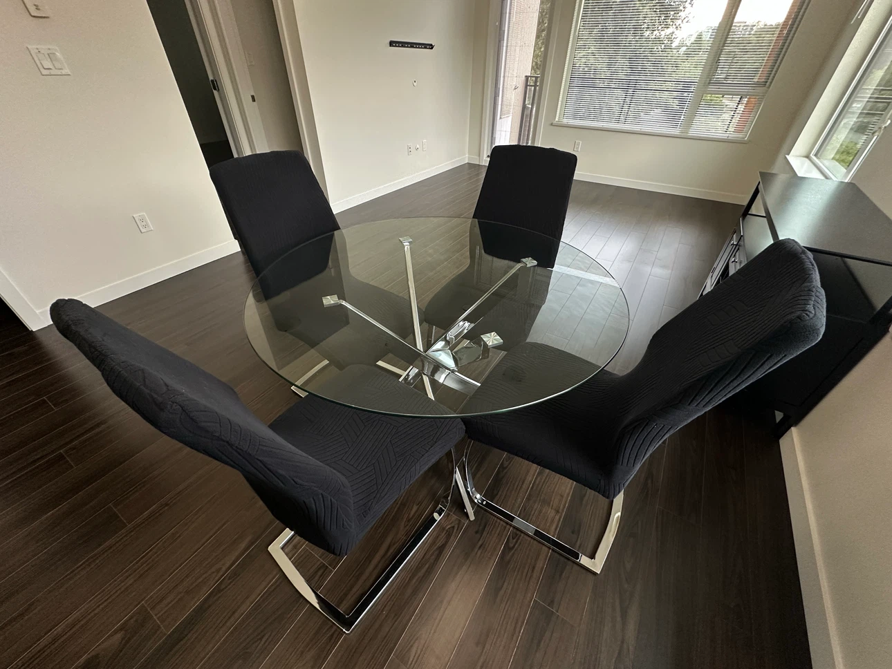 Modern Round Glass Dining Table with 4 Cantilever Chairs - photo 2