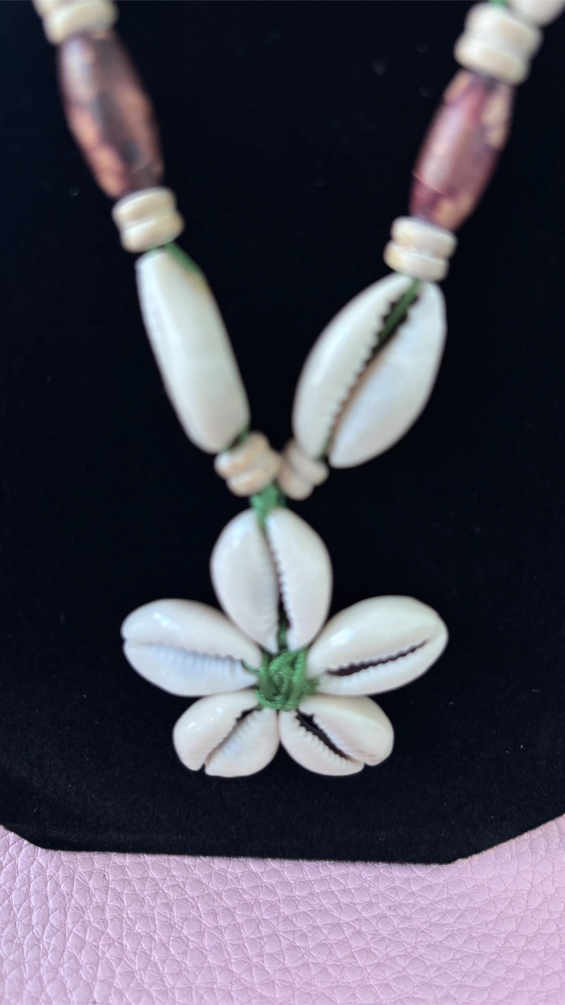 Shell Necklace with Flower Pendant - photo 2