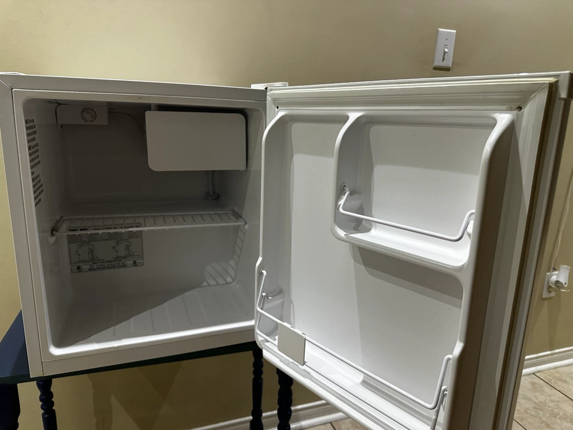 Hamilton Beach Mini Fridge - photo 2