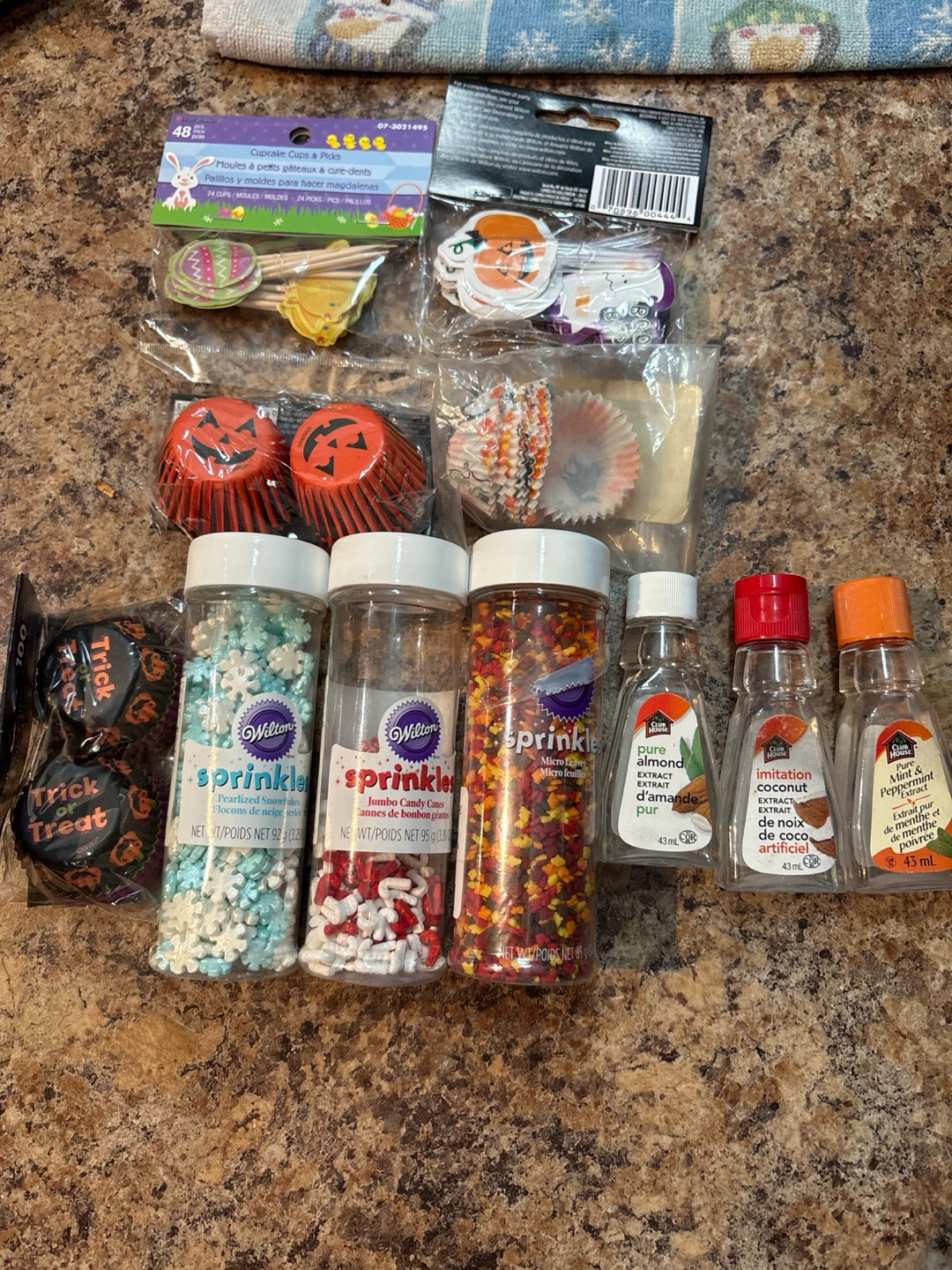 Wilton Sprinkle & Club House Extract Baking Set