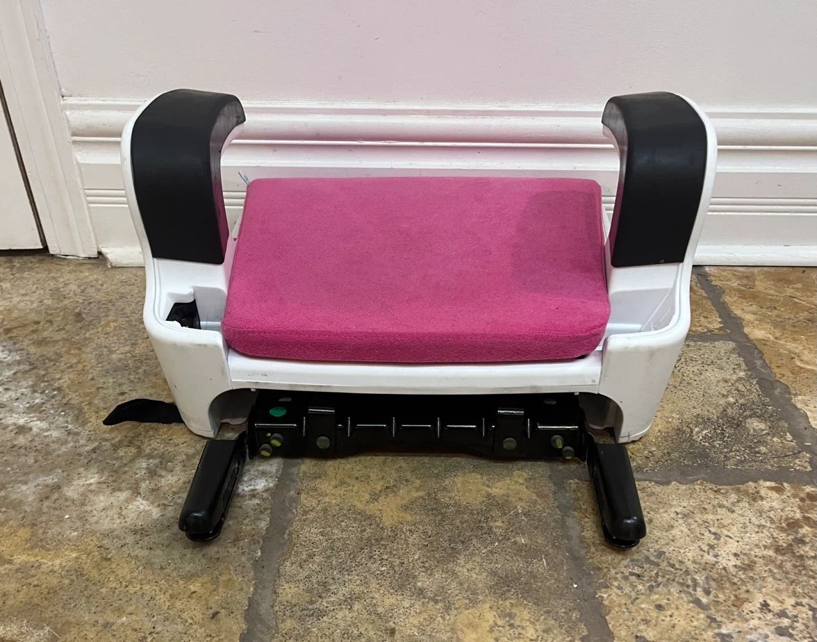 Pink Clek Oobr Car Booster Seat & Matching Black Rubber Mat - photo 2