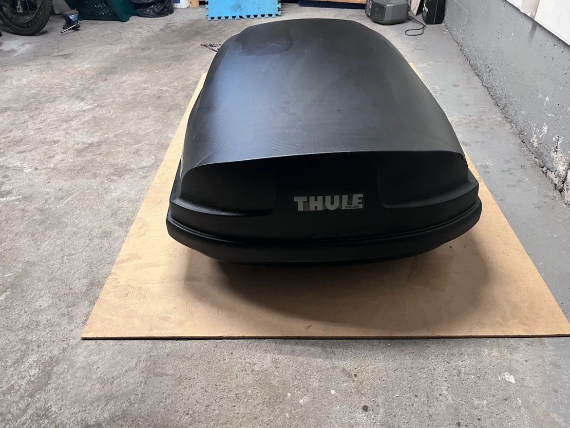 Thule Roof Cargo Box & Aluminum Crossbars Bundle