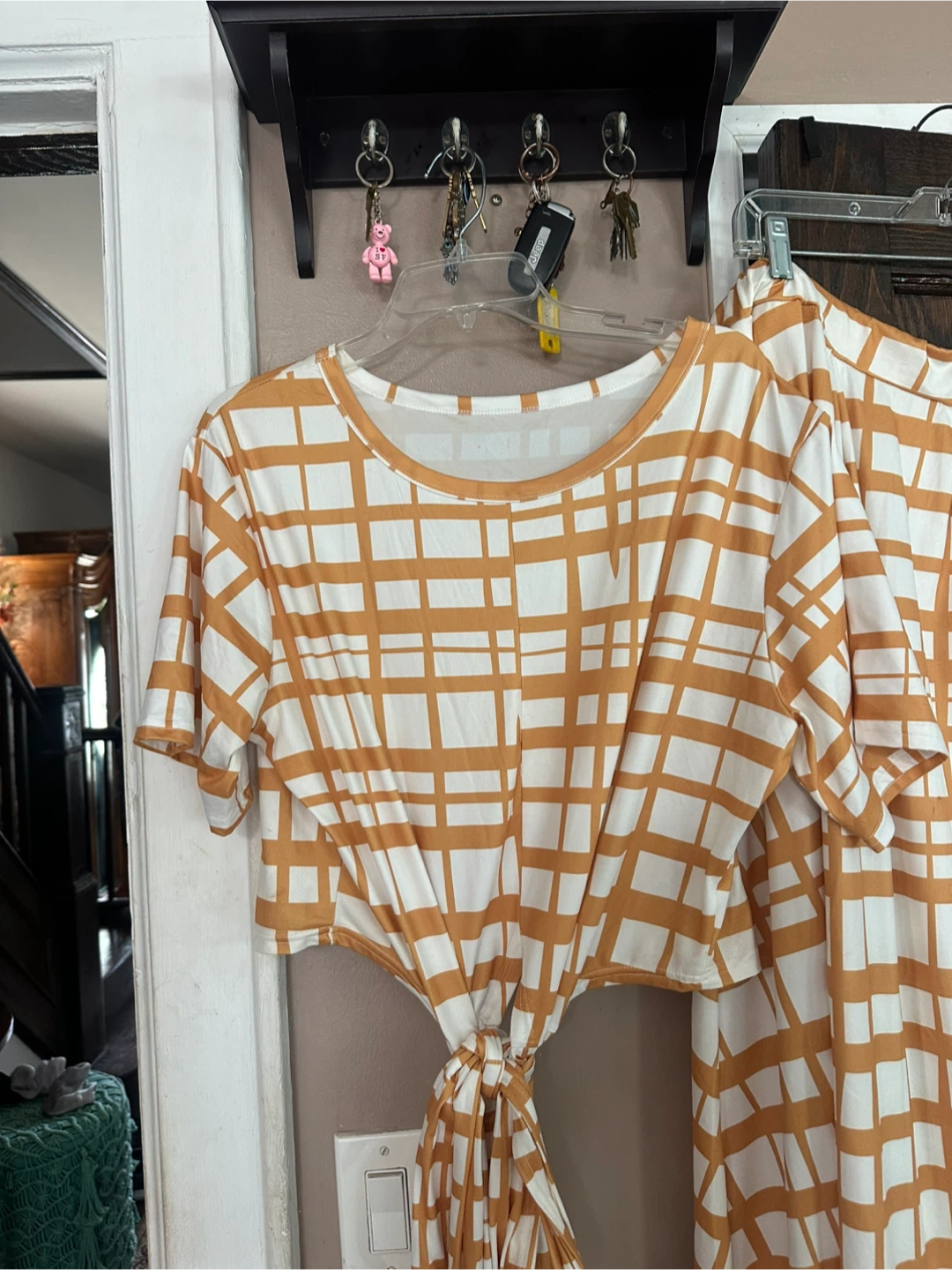 Tan and white grid pattern two piece set - photo 2