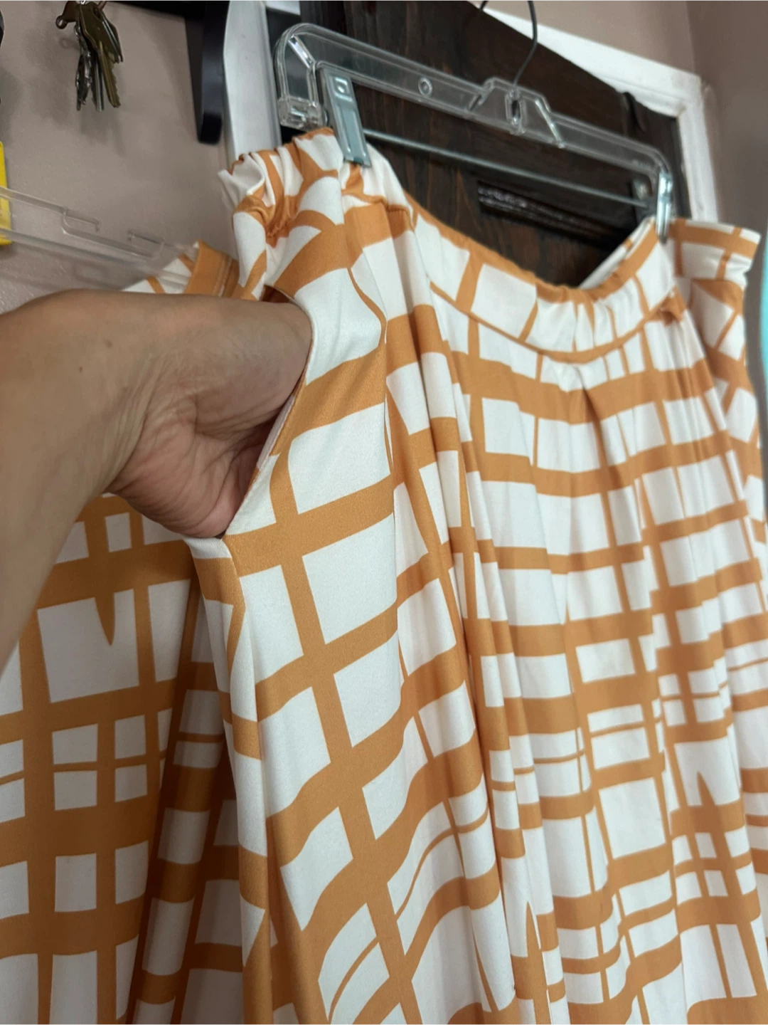 Tan and white grid pattern two piece set - photo 4