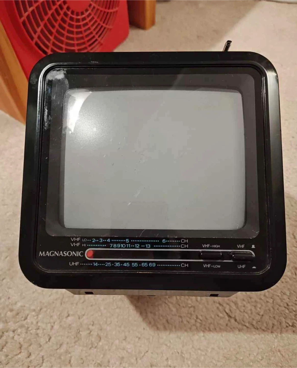 MAGNASONIC 7" BLACK & WHITE PORTABLE TV - 1988. - photo 2