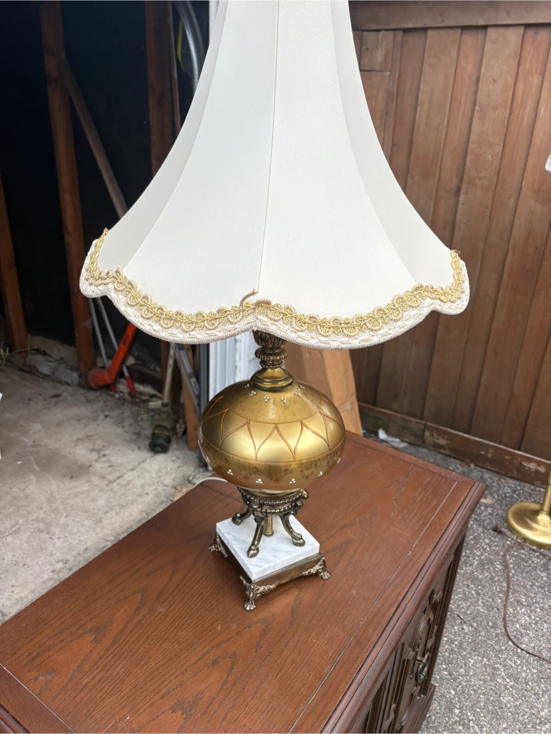 Free delivery used antique Vintage Gold and White Table Lamp - photo 2