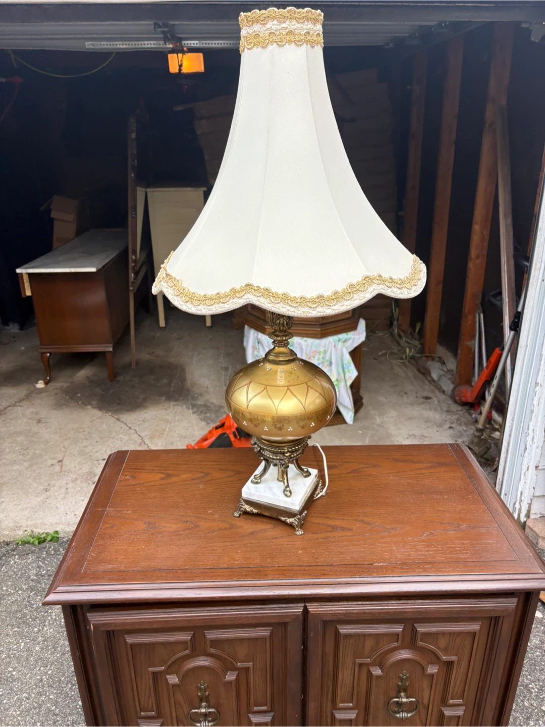 Free delivery used antique Vintage Gold and White Table Lamp - photo 4