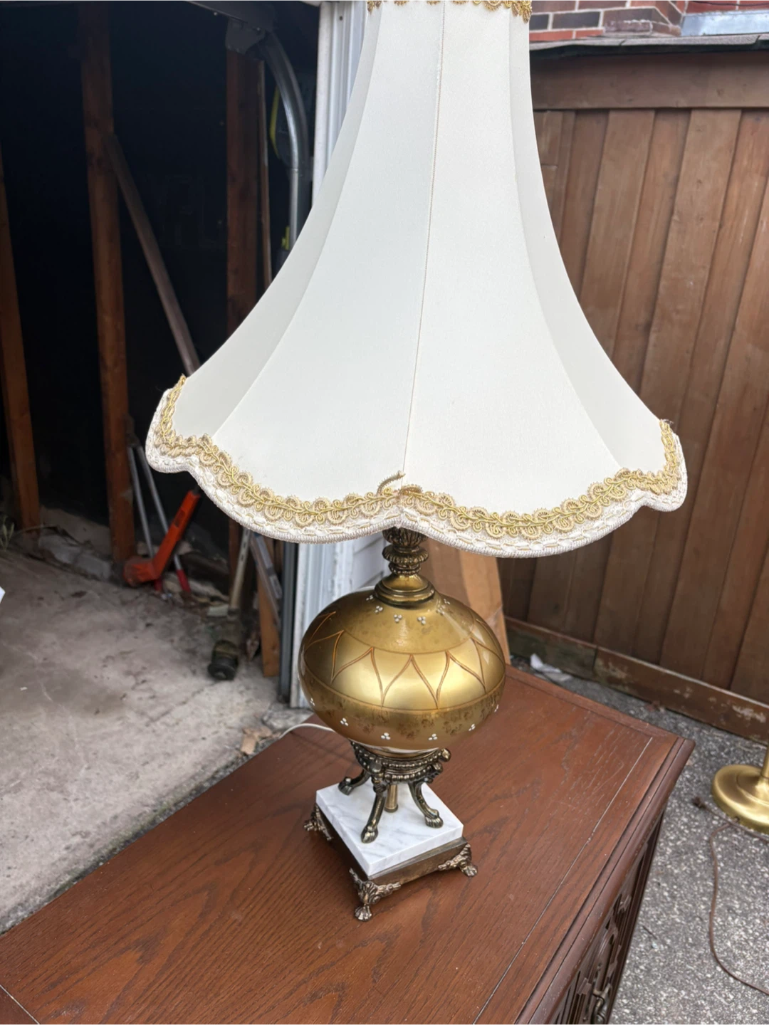 Free delivery used antique Vintage Gold and White Table Lamp - photo 5
