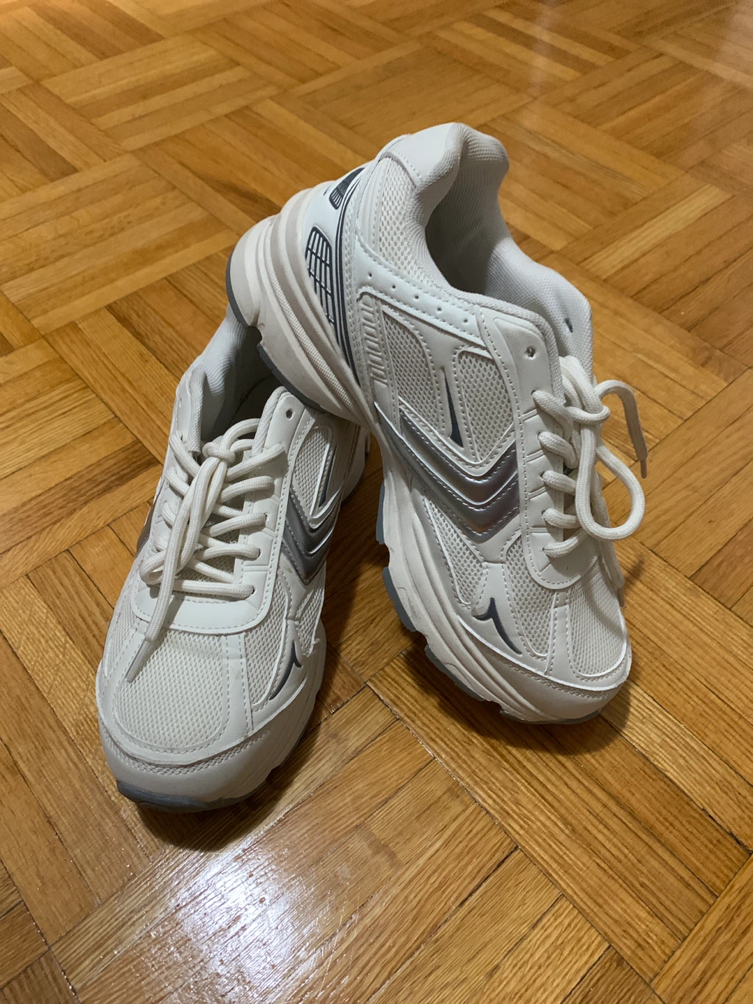Refuge Women's White Athletic Shoes