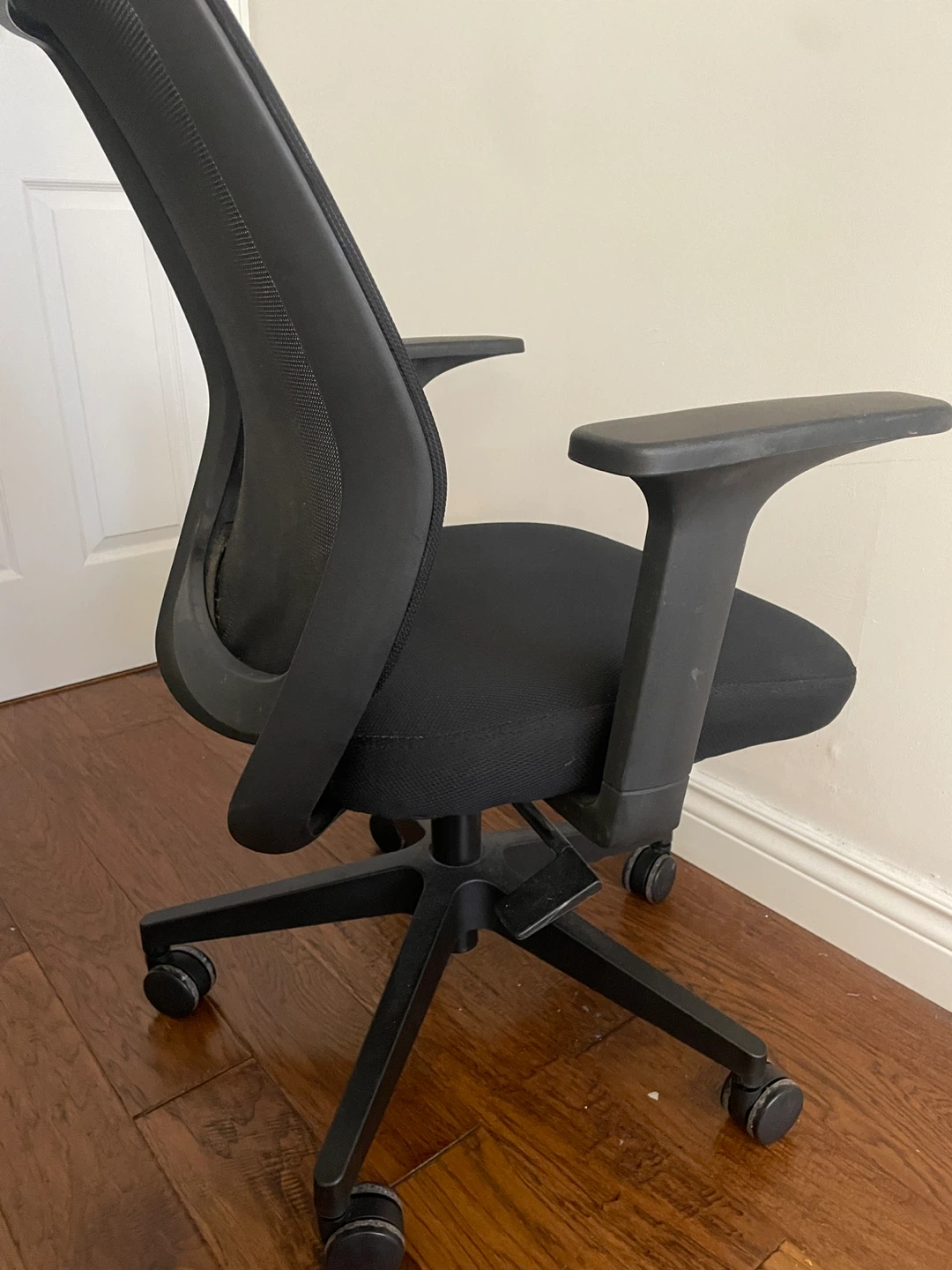 Electric Height Adjustable Desk + Office Chair – Like New! - photo 4