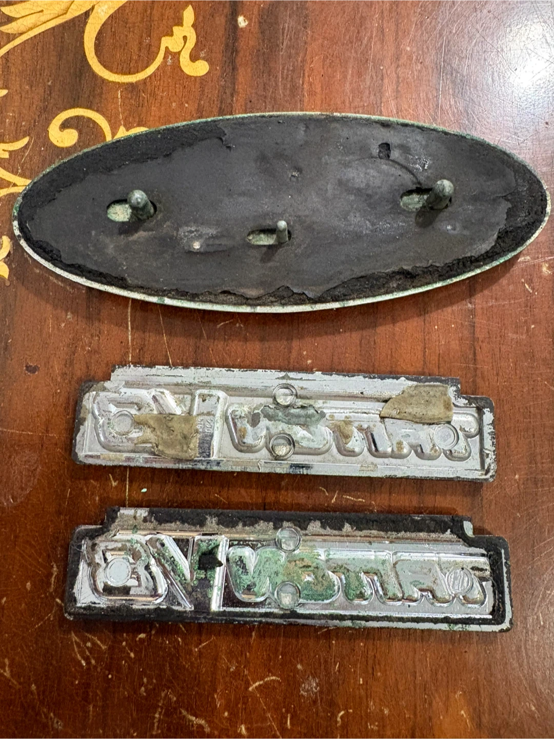 Ford and Triton V8 vehicle emblems - photo 4