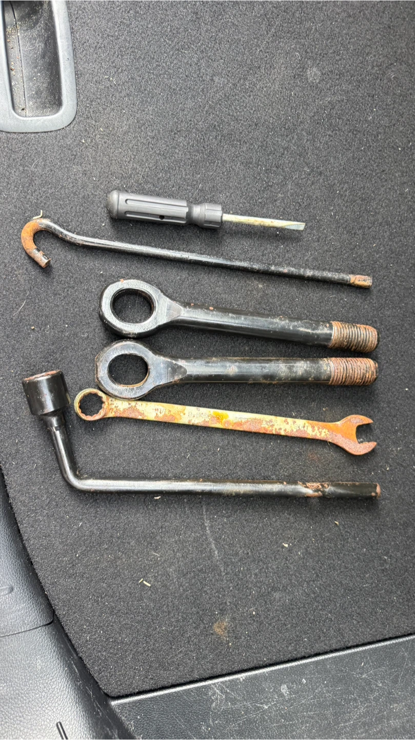 2016 Hyundai Tucson spare wheel, tools and jack - photo 3