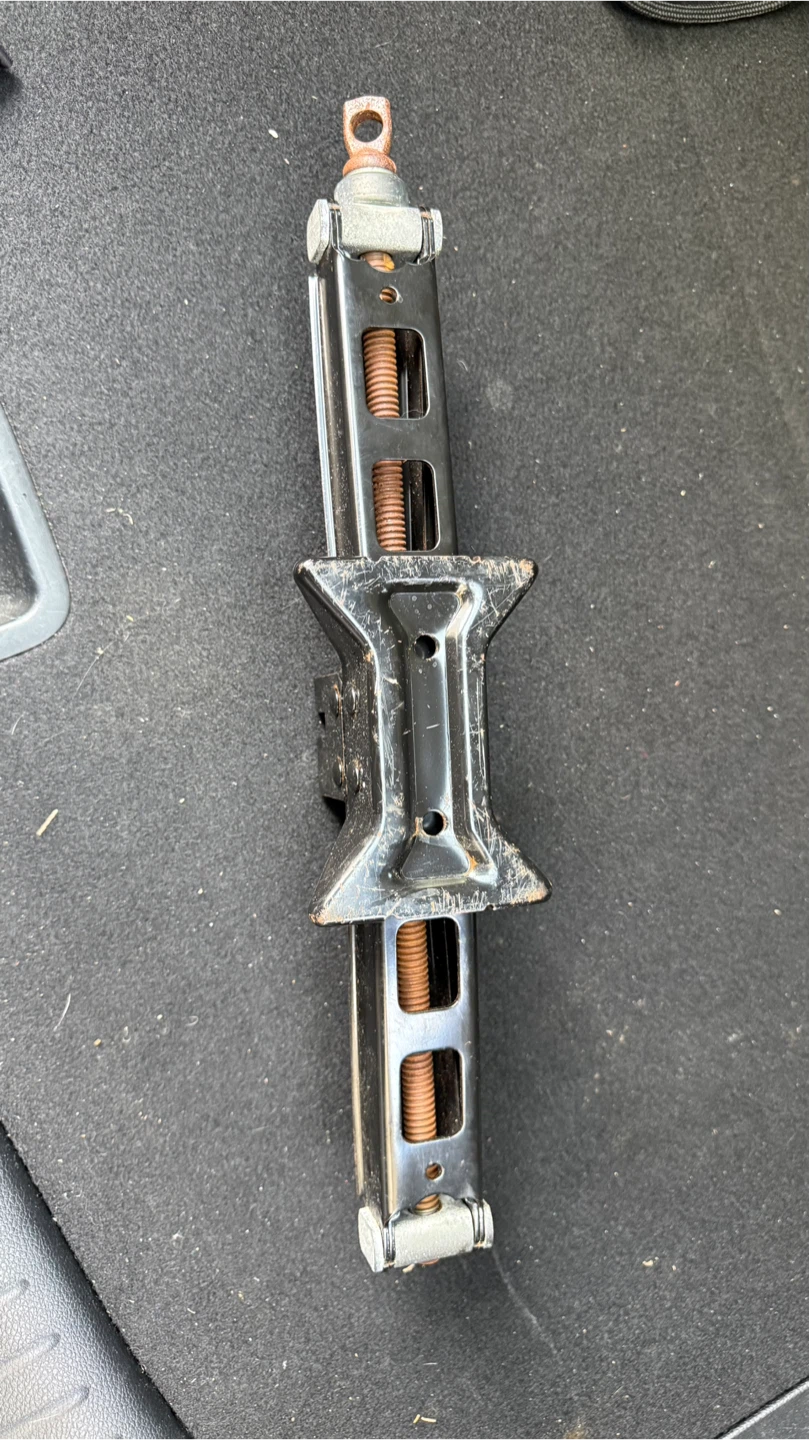 2016 Hyundai Tucson spare wheel, tools and jack - photo 5
