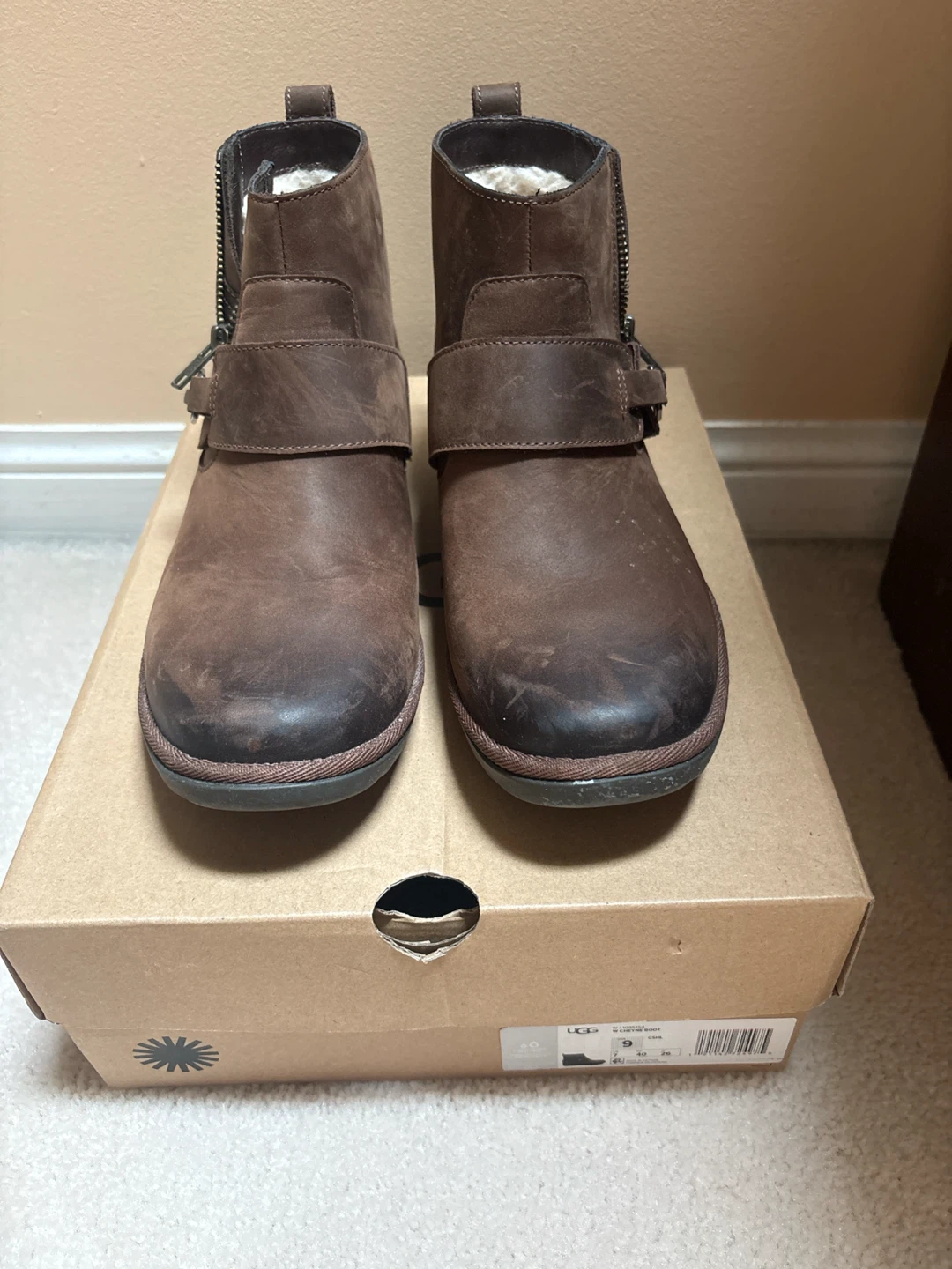 UGG W Cheyenne Boot - Women's Size 9
