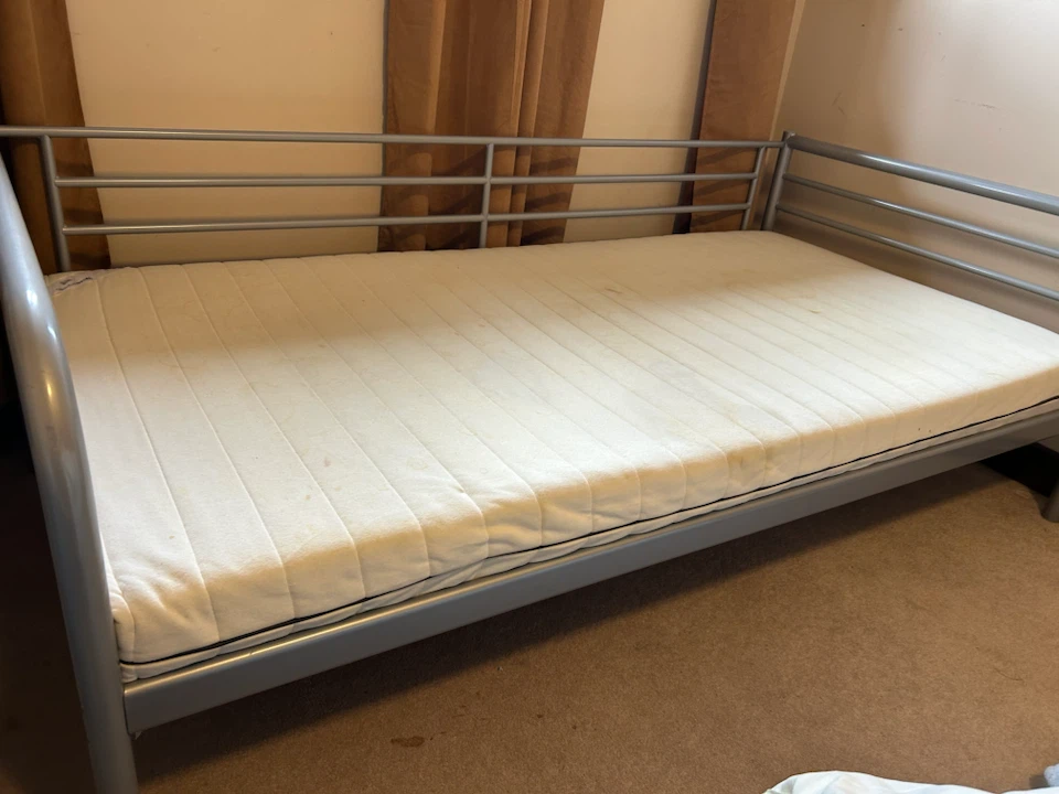 Single metal bed. - photo 2