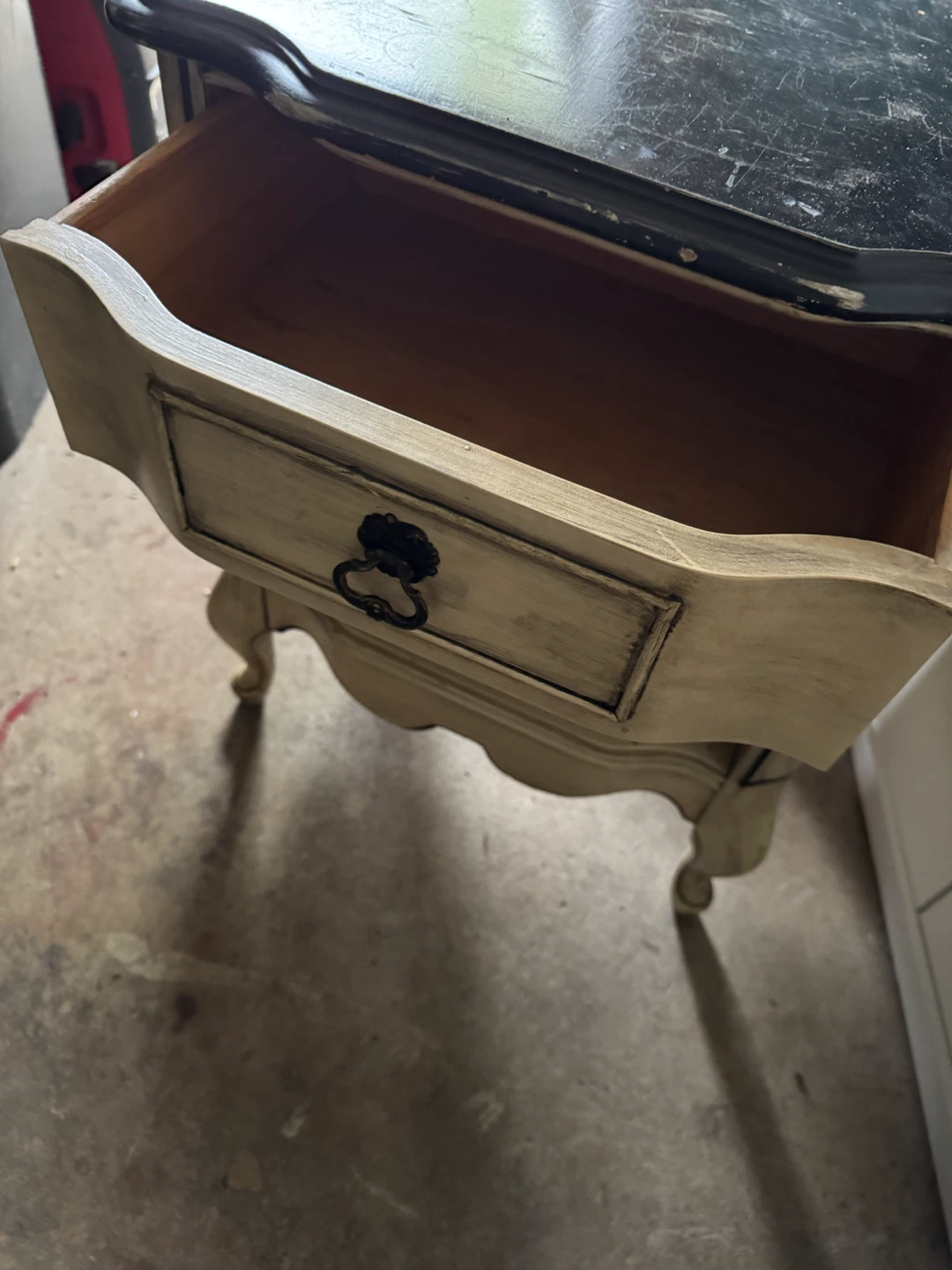 small bedside table - photo 3