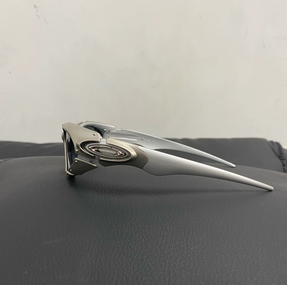 Vintage Oakley metal plate Sunglasses - photo 3
